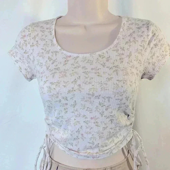 wild fable Tops - Wild Fable scoop neck, small flower print t-shirt, with rouched sides crop top